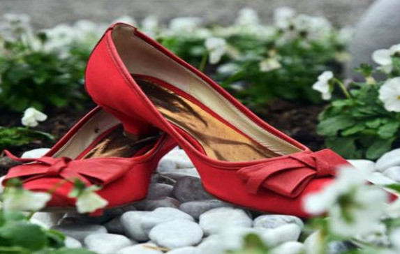 Vieni anche tu poggiare le tue scarpette rosse in Piazza Bartolo Cattafi